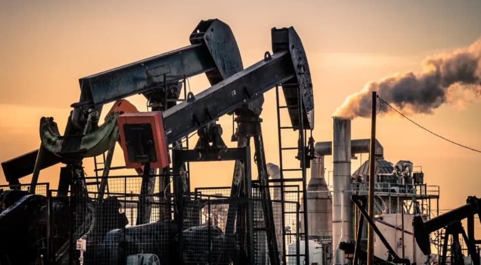 Oil gains amid tensions and Strait traffic slowdown