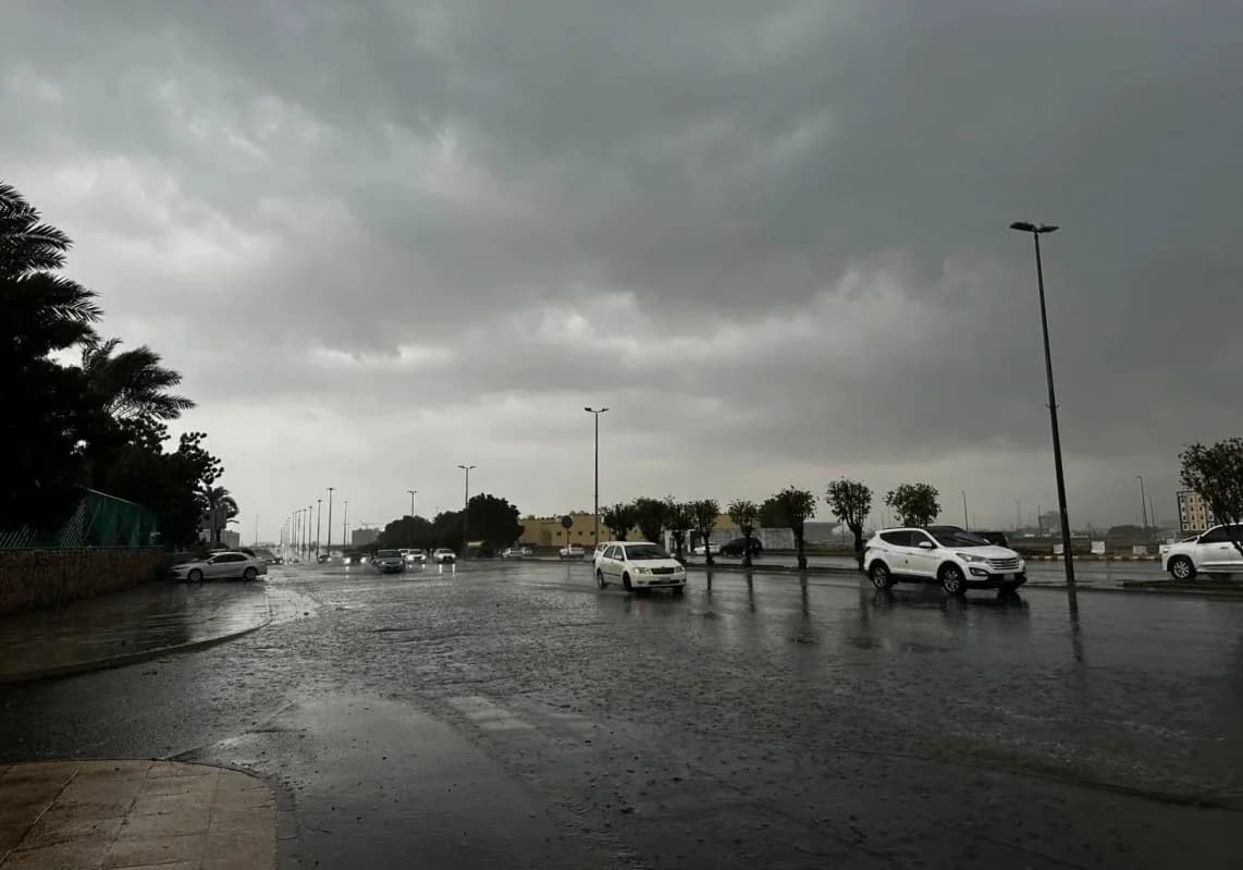 موجة أمطار ورياح نشطة في 3 مناطق