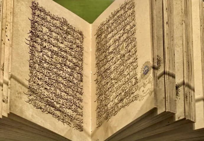 مصحف نادر يعود لأكثر من ألف عام في معرض «اقرأ» بالحرم المكي