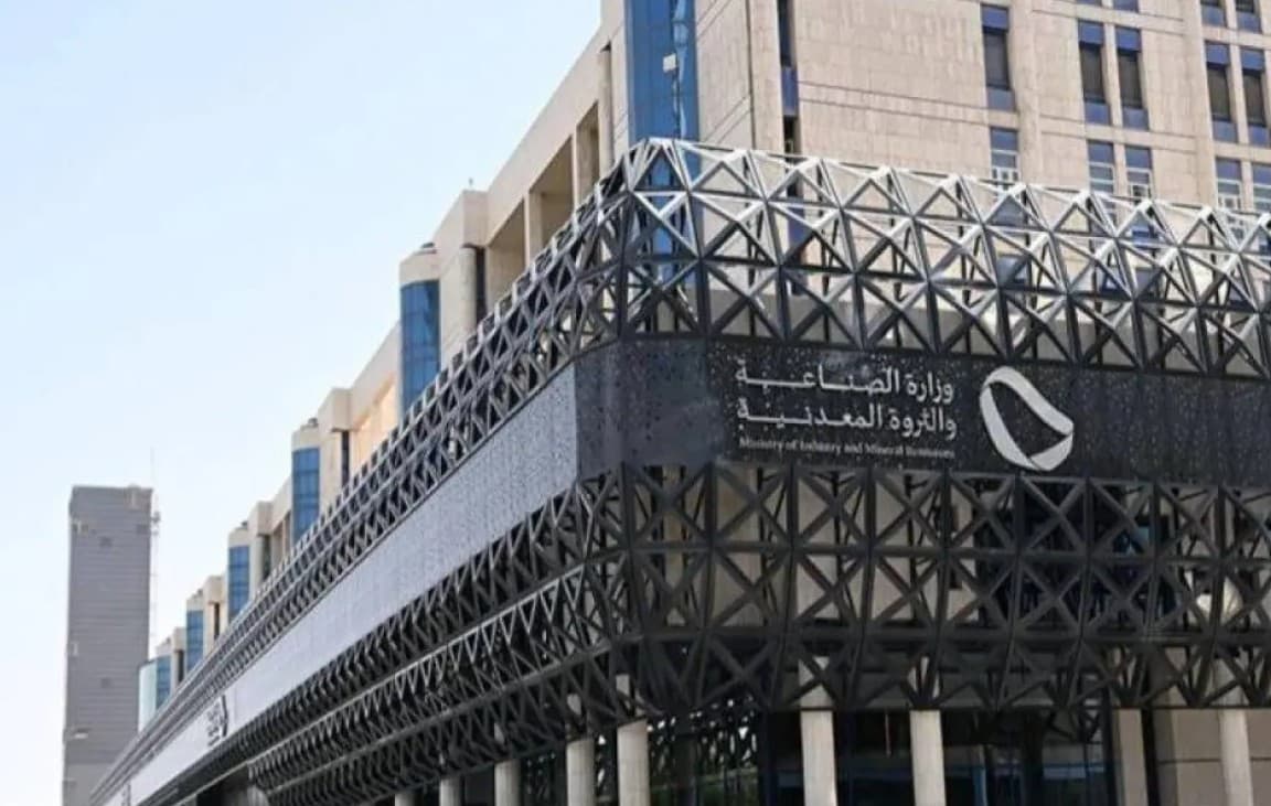 الصناعة تتعامل مع 1.274 طلب إعفاء خلال يونيو