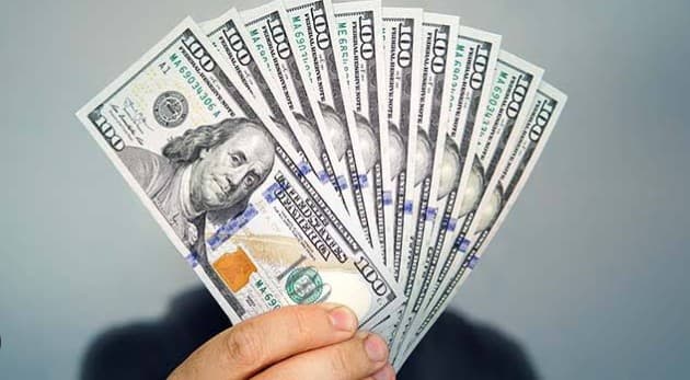 الدولار يهبط بعد تراجع توقعات رفع الفائدة استنادا إلى بيانات التضخم الأمريكية