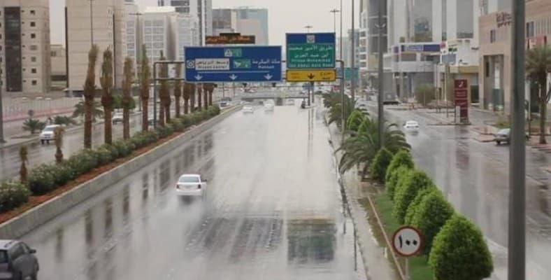 طقس حار وأمطار رعدية في بعض المناطق