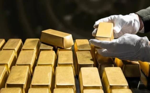وتراجع الذهب بعد أعلى مستوى شهري
