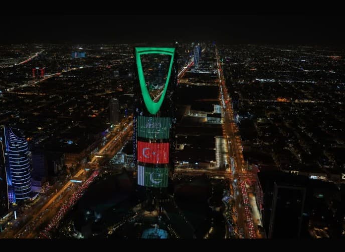 علم السعودية وتركيا وباكستان يزين معالم المملكة