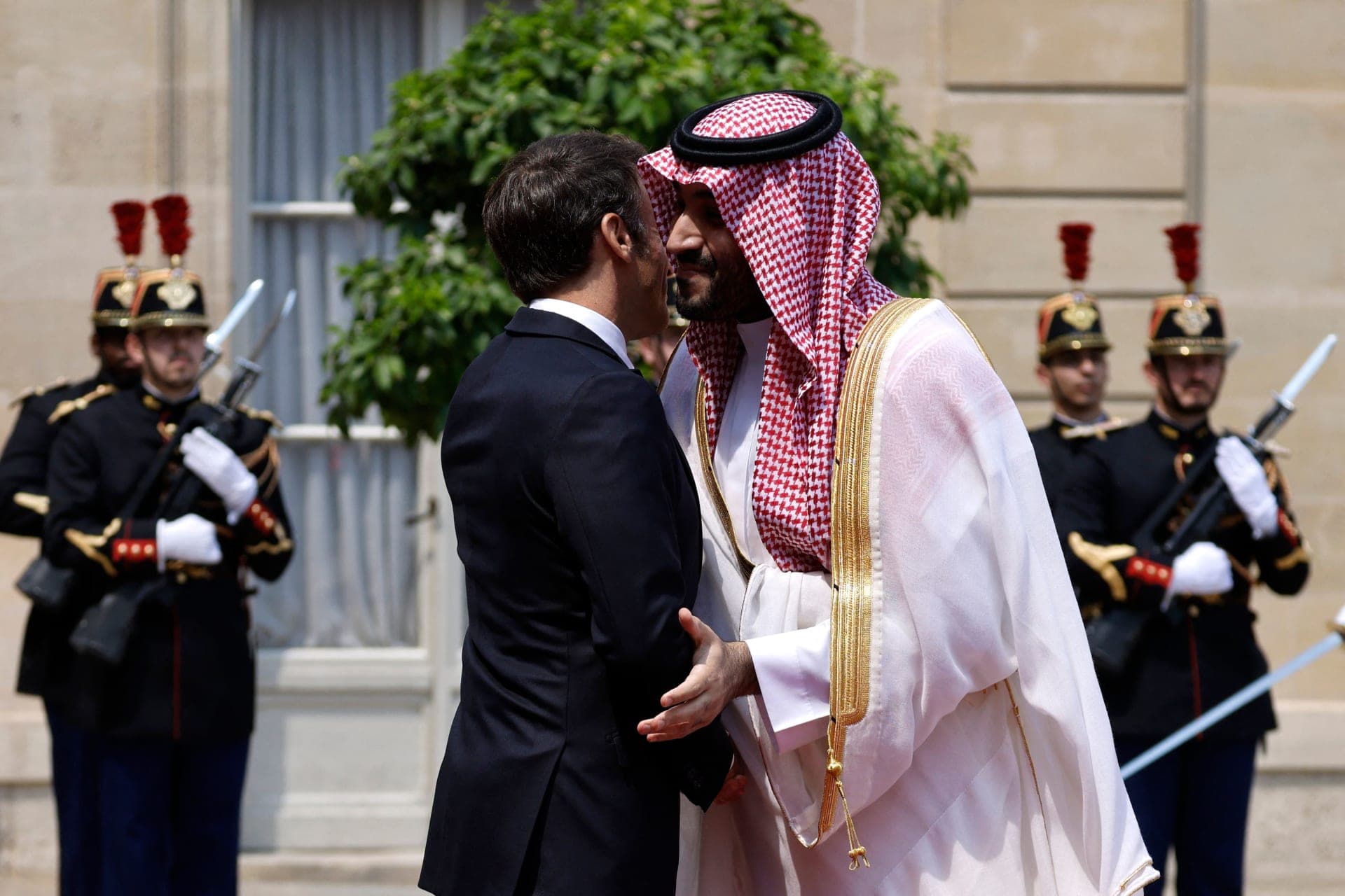 ولي العهد في باريس لتعزيز الممرات الآمنة