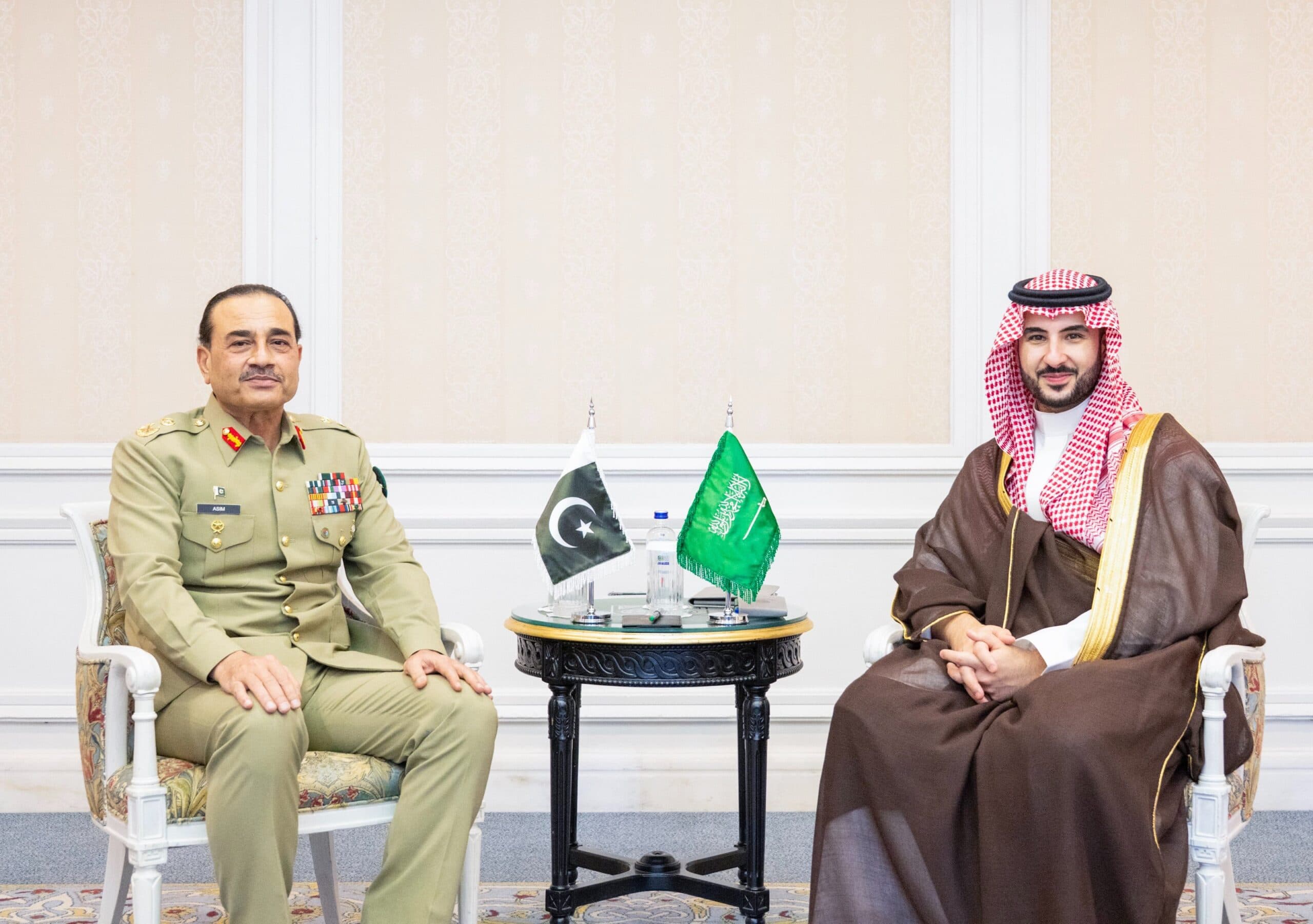 وزير الدفاع يناقش التعاون مع قائد الجيش الباكستاني