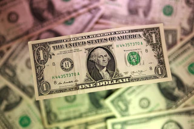 Dollar pauses ahead of jobs data