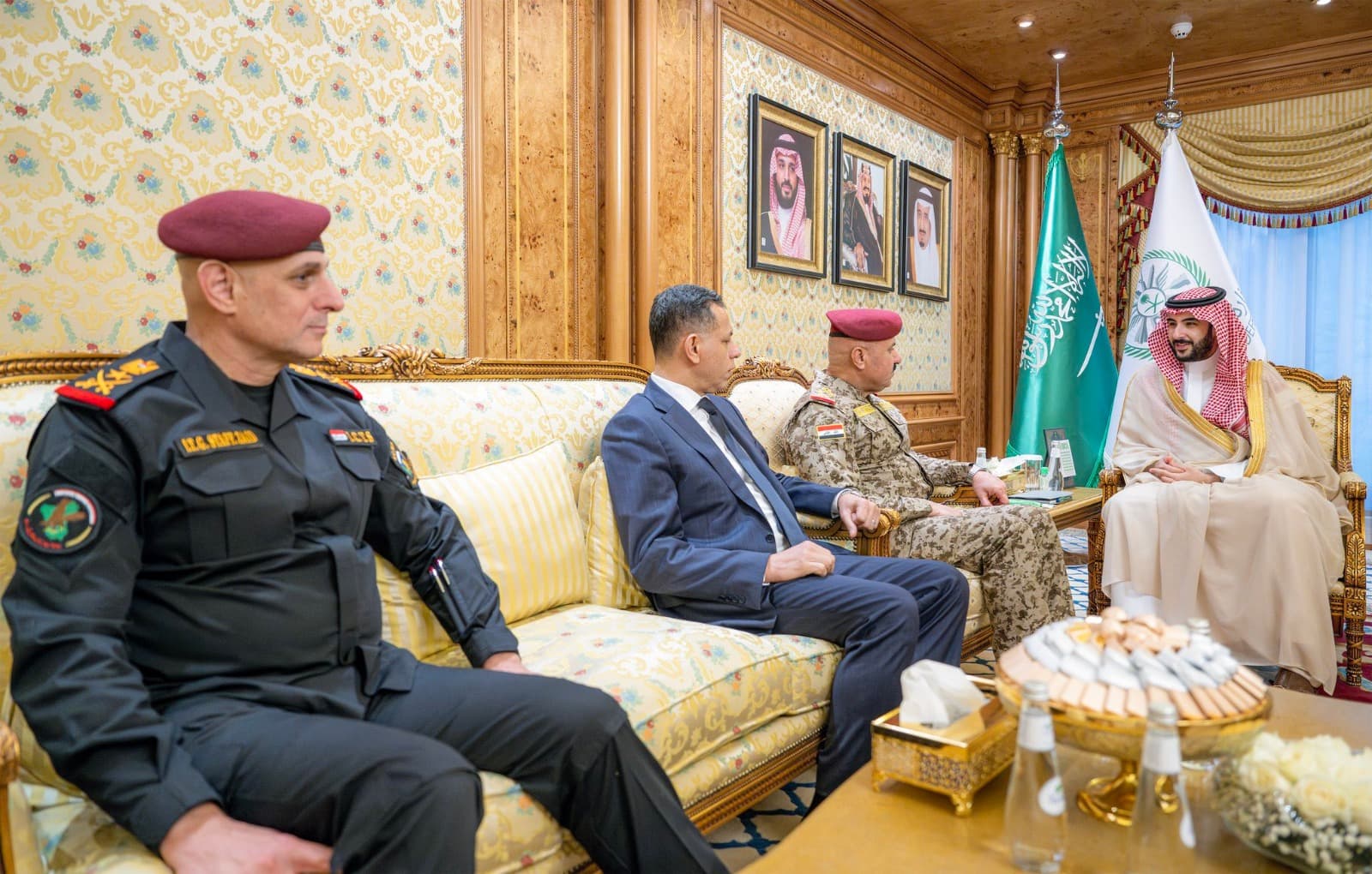 Defense Minister Discusses with Iraqi Military Chief