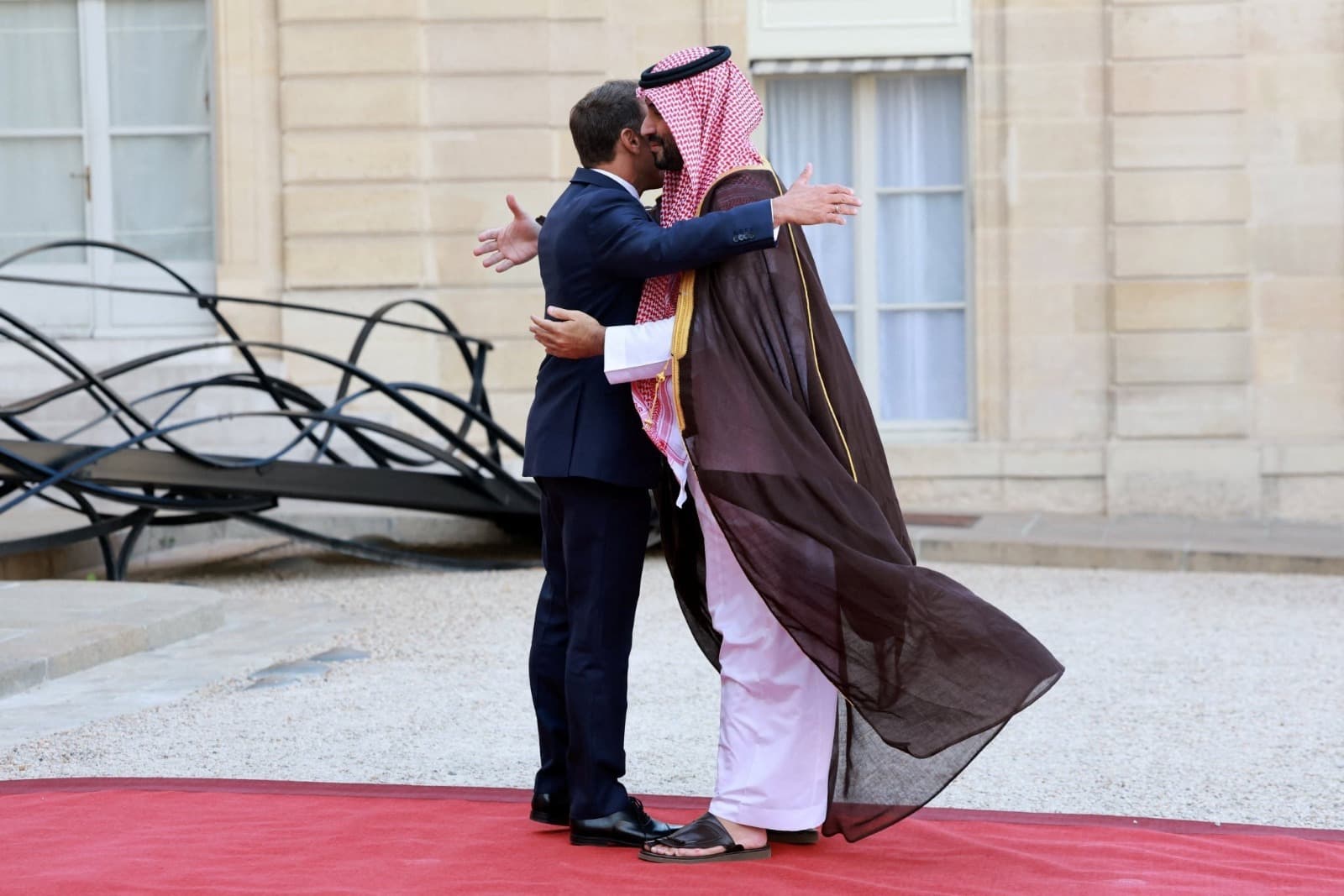 الصحافة الأوروبية تؤكد أهمية زيارة ولي العهد لباريس