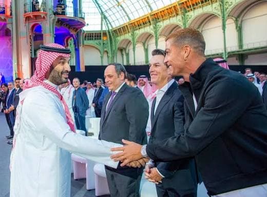 ولي العهد ورونالدو يلفتان الأنظار
