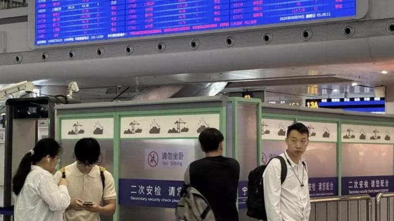 Cyclone Dolphin Grounds Hundreds of Flights