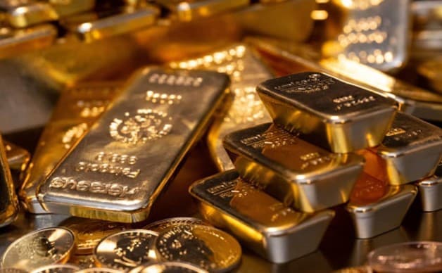 Gold declines ahead of Fed rate hike