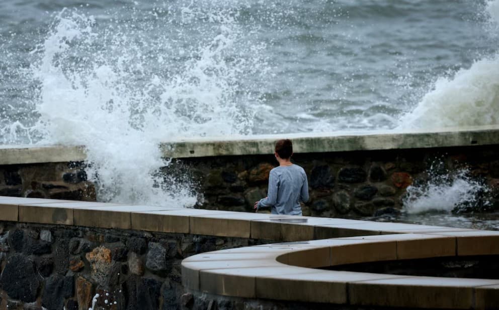 Nor'easter Causes Power Outages and Flight Cancellations