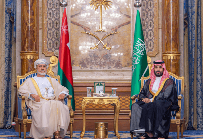 ولي العهد يلتقي سلطان عمان لمناقشة التعاون والأوضاع