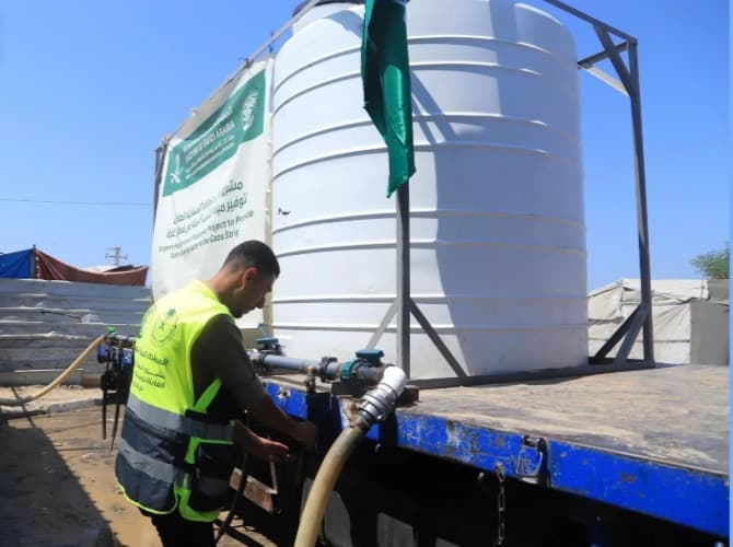 Salman Relief Provides 500,000 Liters to Gaza Residents