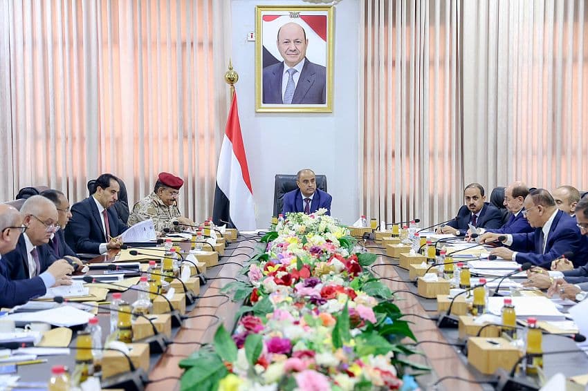 مجلس الوزراء اليمني يحذر من استغلال الأراضي لتهديد الملاحة