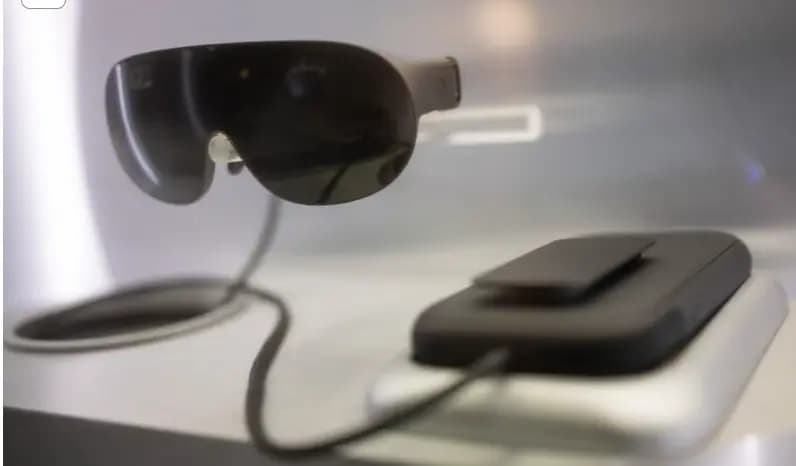 Meta Charm enters post-smartphone race