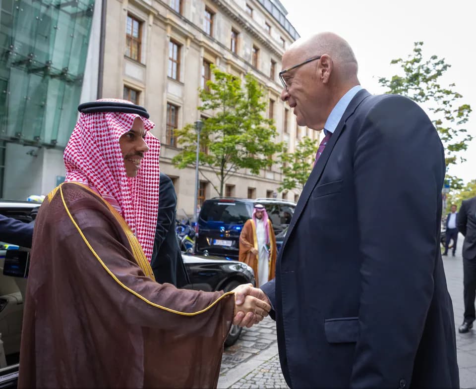 Foreign Minister reviews ties with German Parliament