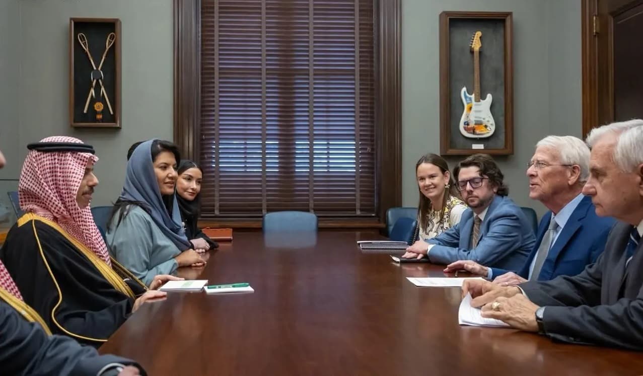 Foreign Minister Meets Senate Armed Services Leaders