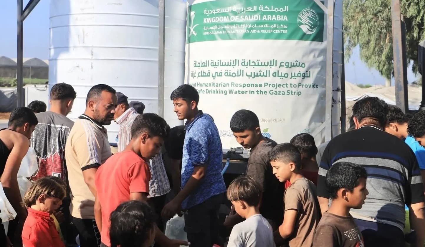 السعودية تدعم غزة بمياه ووجبات