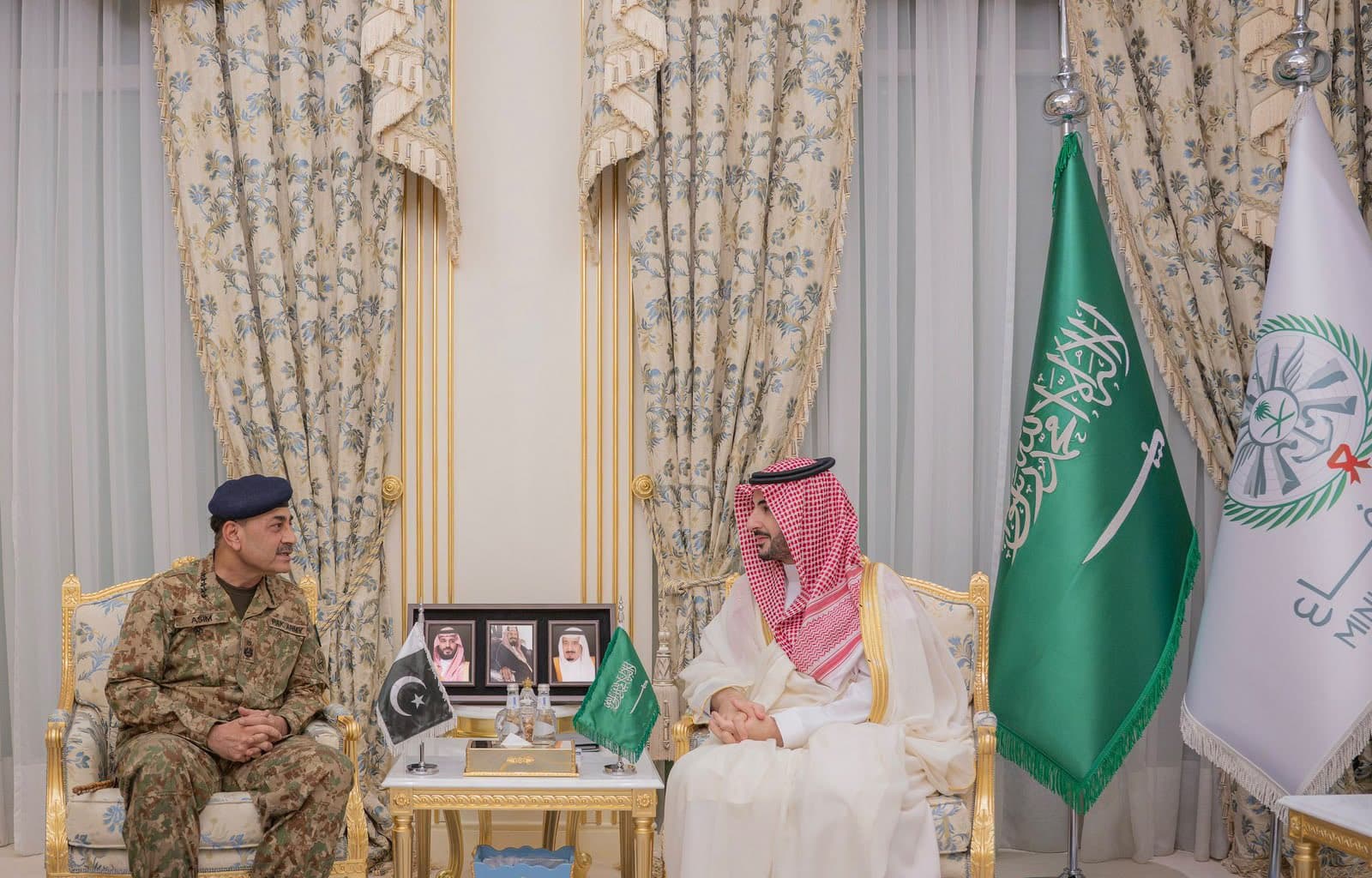Defense Minister Reviews Security Cooperation with Pakistani Commander