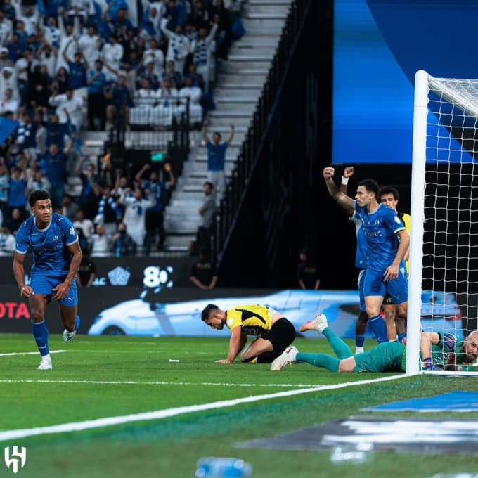 الهلال يتفوق على الاتحاد بثلاثة ويعتلي الصدارة