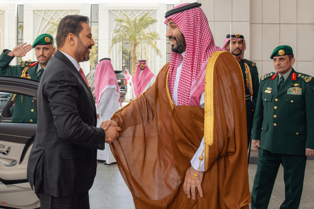 رئيس الوزراء العراقي يطمئن ولي العهد على احترام سيادة السعودية