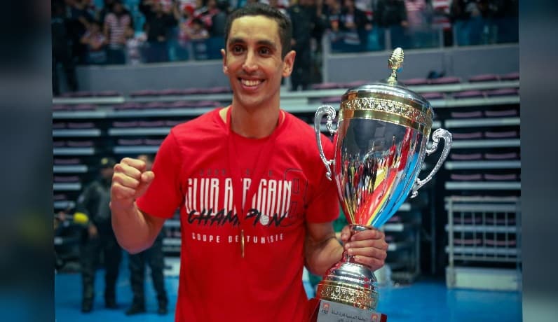 الافريقي يجدد عقد عمر عبادة
