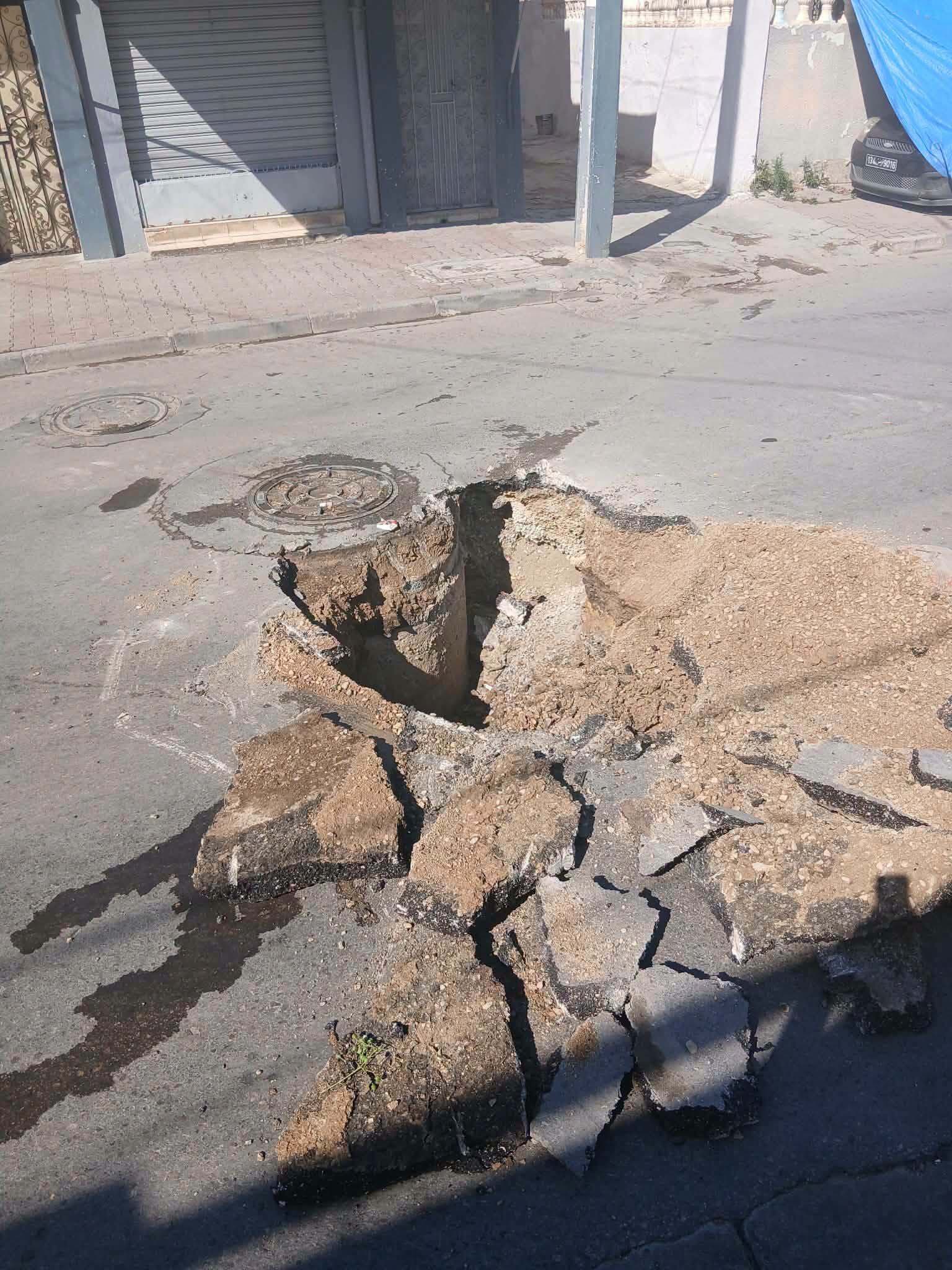منزل بورقيبة: انهيار طريق يتسبب في تدخل البلدية لإصلاحه