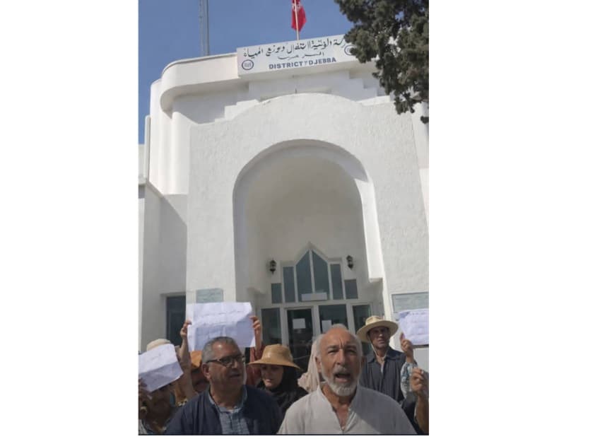 اهالي جربة اجيم يحتجون أمام إقليم الصوناد بمدنين ورئيسة الإقليم توضح الأسباب