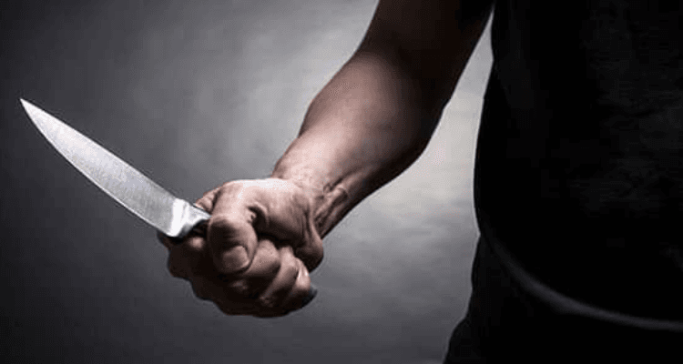 القلعة الصغرى ينهي حياة أمه بطعنة قاتلة