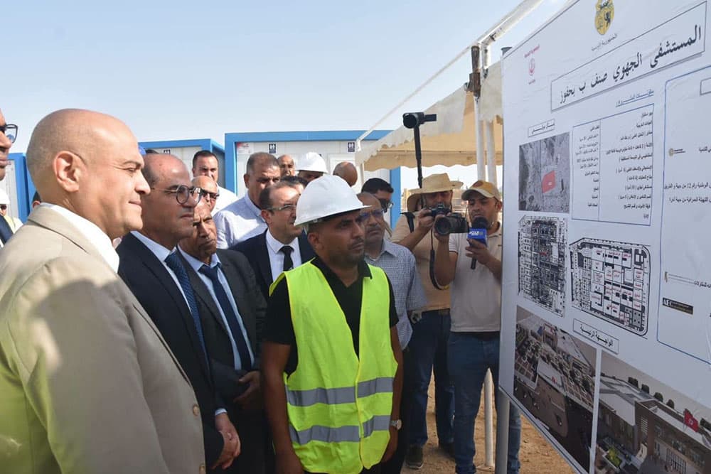 وزير التجهيز يعاين تقدم أشغال المستشفى الجهوي في القيروان ويتابع إنجازات الطريق السيارة تونس-جلمة