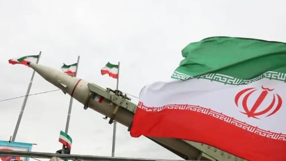 Revolutionary Guard announces explosion of two oil tankers in Strait of Hormuz amid U.S. strikes