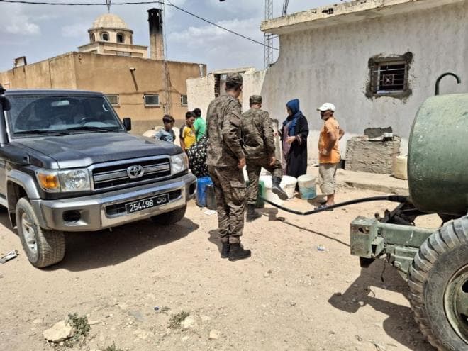 Kasserine: Army Provides Water to Boudrias