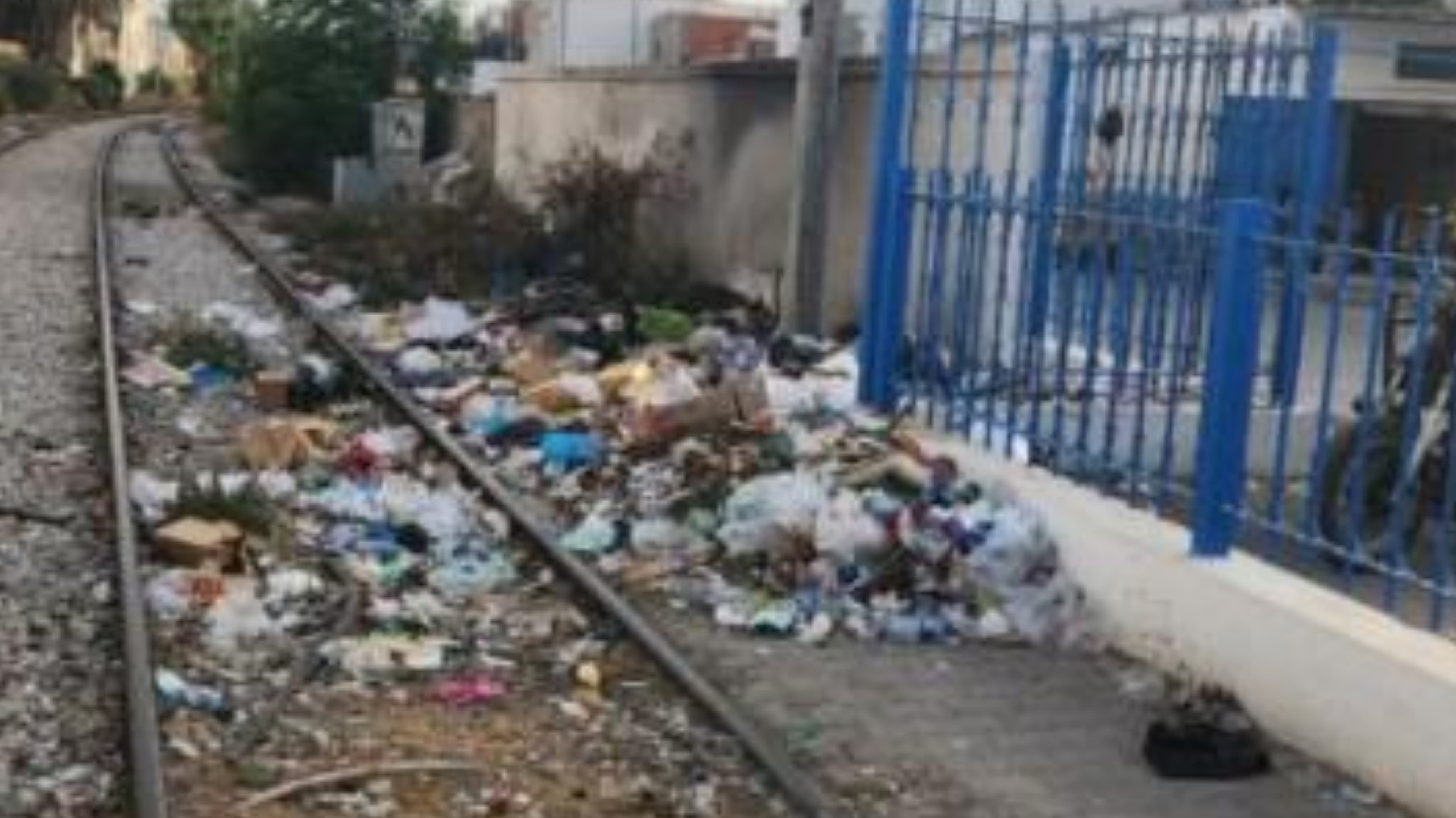 Tunis Police chase railway waste dumpers