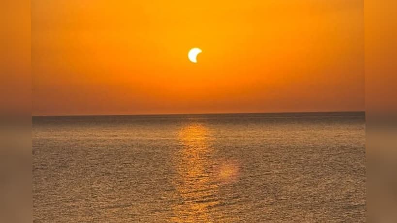سجنان تراقب كسوف الشمس الجزئي