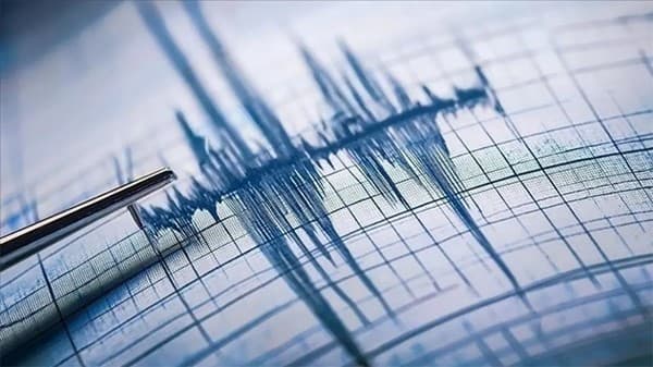 Indonesia experiences 7.7 quake and tsunami alert