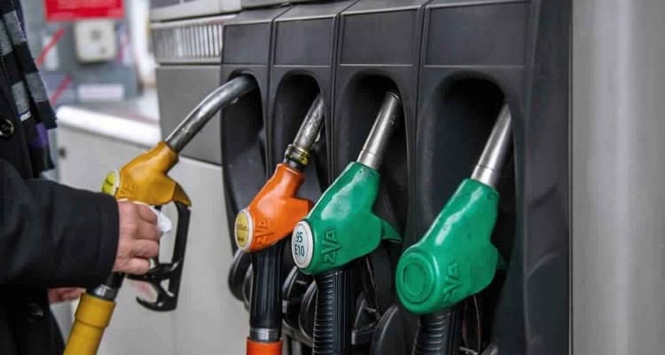 سائقي شاحنات النفط يوقفون العمل فجأة