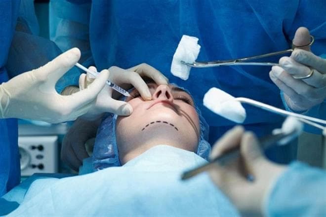 عمادة الأطباء تحذر من التجميل غير القانوني