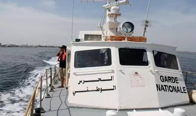 الحرس يواصل البحث عن المفقودين بعد غرق المركب