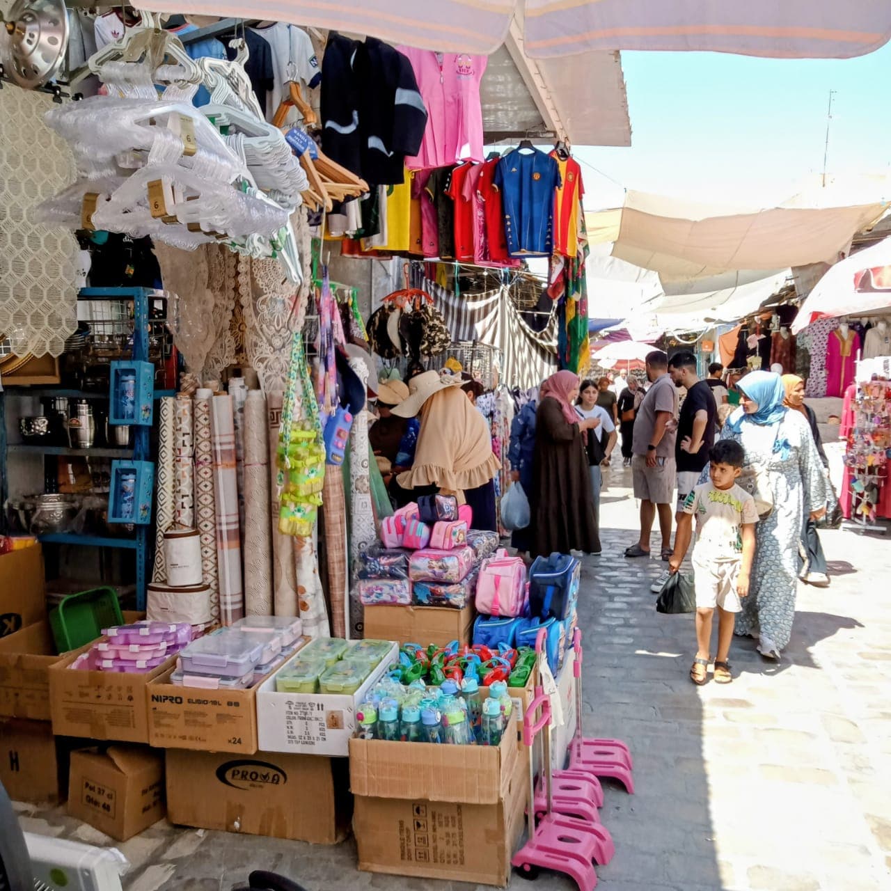 أسواق القيروان تشهد إقبالاً مع اقتراب العودة المدرسية