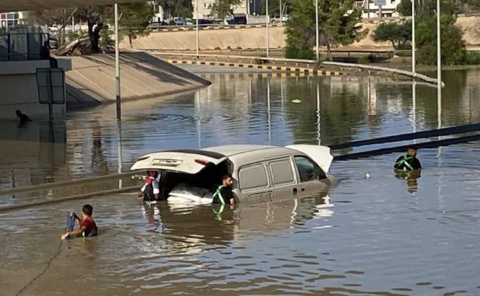 ليبيا تتعرض لسيول تجتاح طرقاً ووديان
