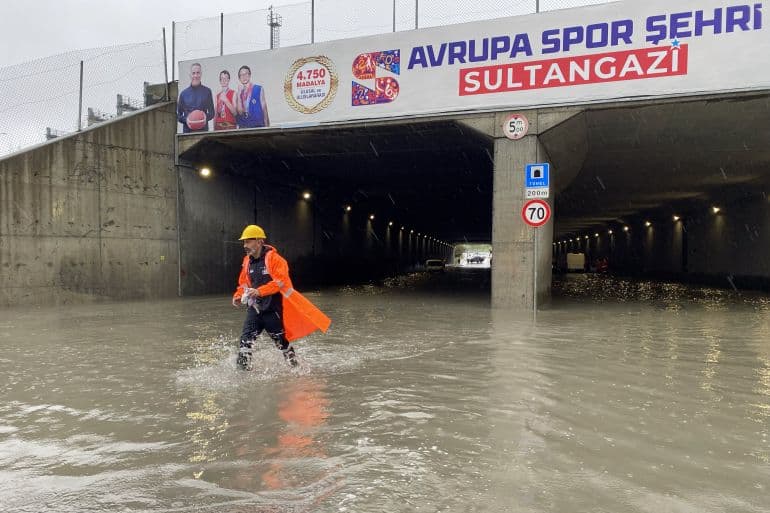 Istanbuls Heavy Rains Disrupt Schools