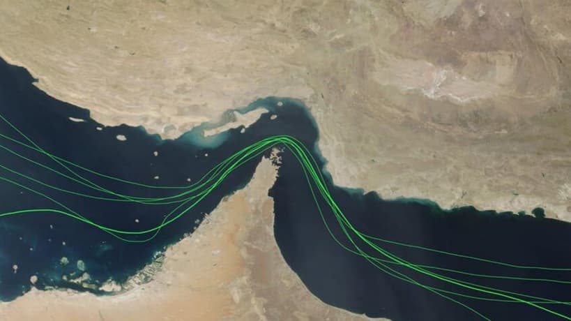 الحرس الثوري يلوح باستهداف كابلات الإنترنت في هرمز