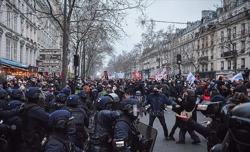 France deploys 70,000 police officers