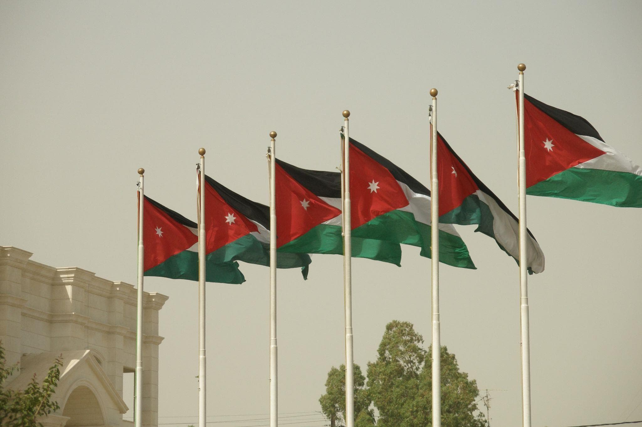 إيران تطلق 10 صواريخ على الأراضي الأردنية