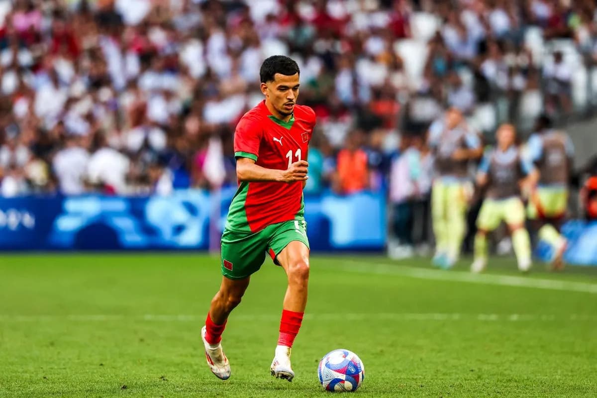 الواحدي يحل مشكلة التأشيرة ويلتحق بالمنتخب