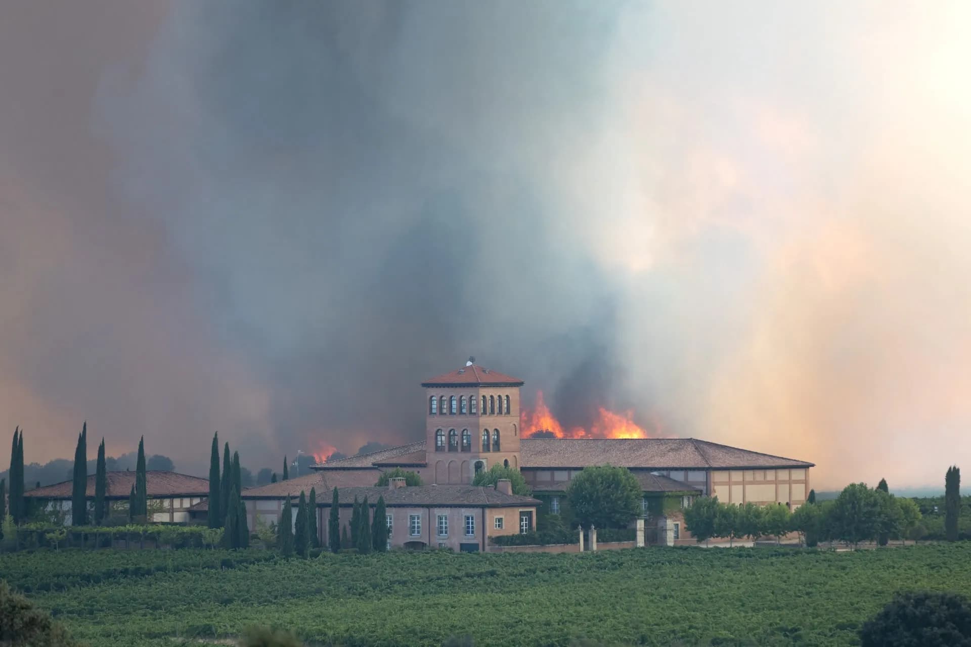 Spain evacuates 600 residents over border fires
