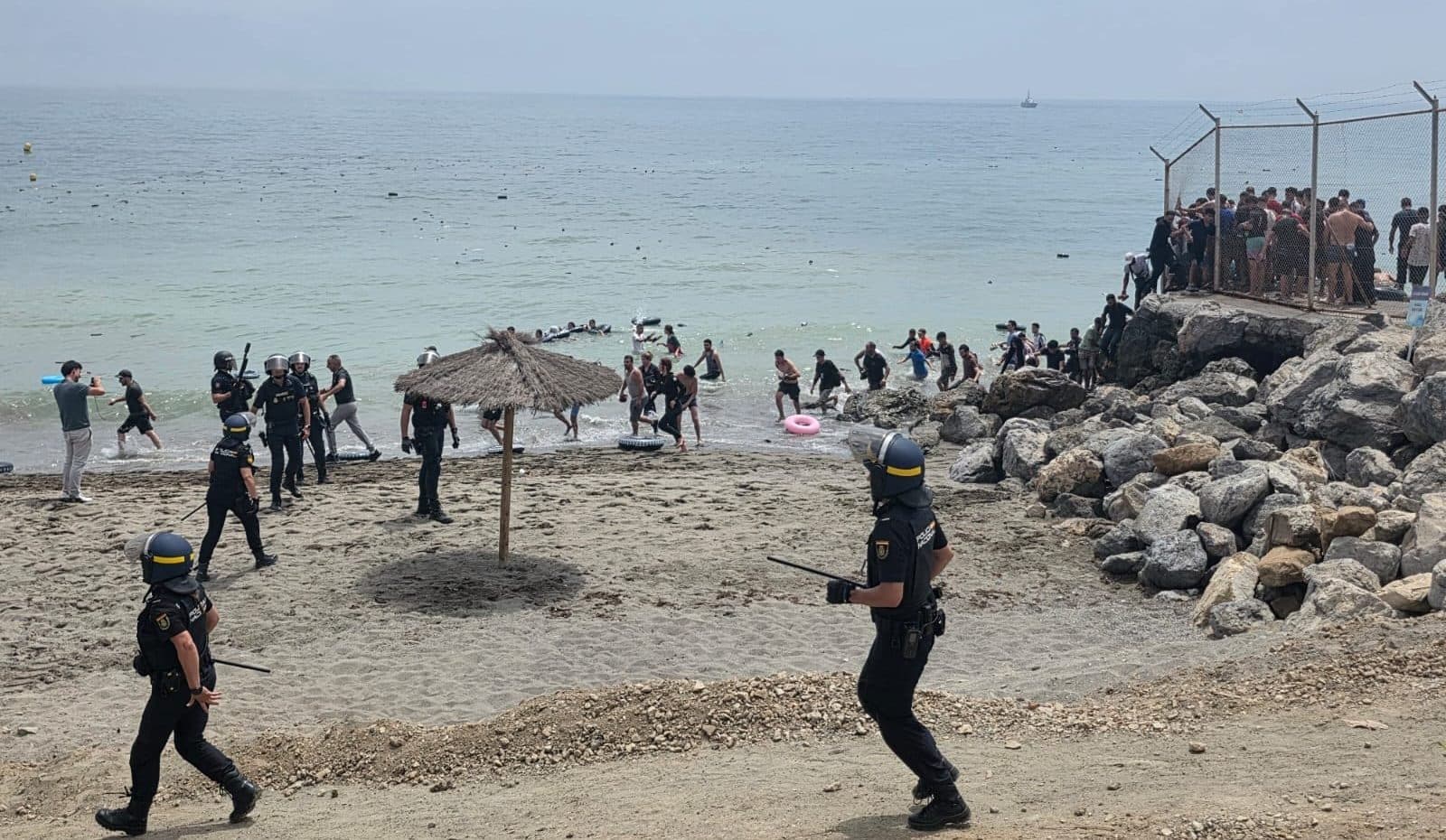 سانشيز يعلن تعبئة في سبتة وفوكس يتهم المغرب بتدفق المهاجرين الرباط ومدريد تتفق على إعادة المهاجرين