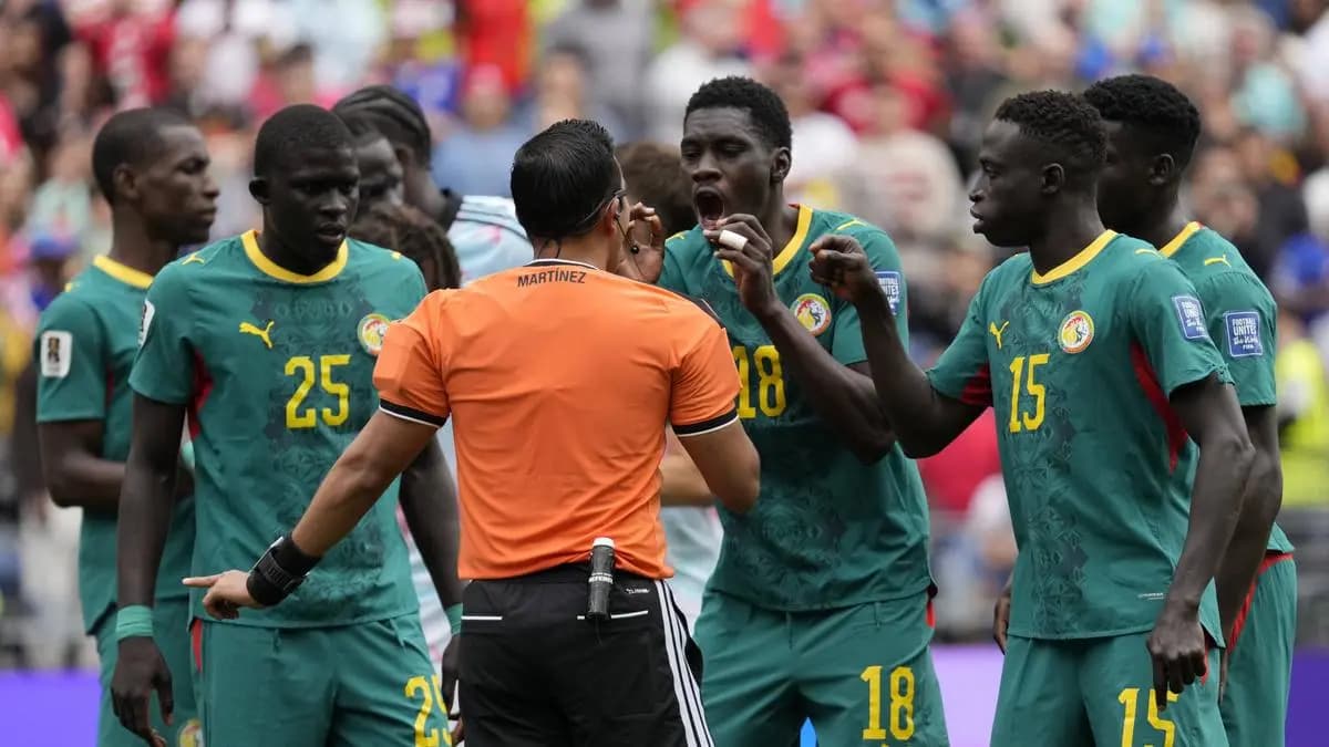 فضائح منتخب السنغال تشمل جدل حول طبيب المنتخب واتّهام الطباخ بالتحرش وصراع العقود في أسود التيرانغا